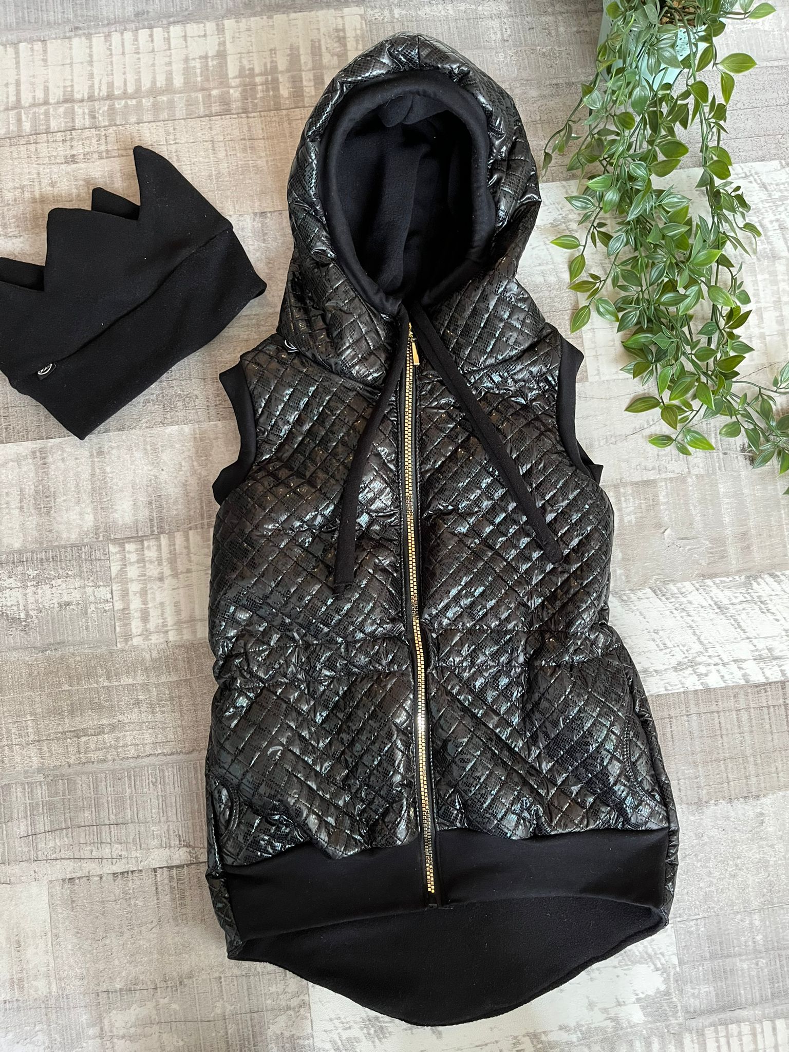 Stylová prošívaná vesta Black s kapucí